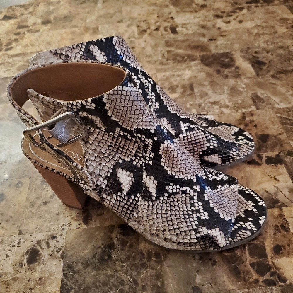 Vionic Sz 8.5 Blakely Neutral Snakeskin Open‎ Toe Stacked Heels Sandals Comfort
